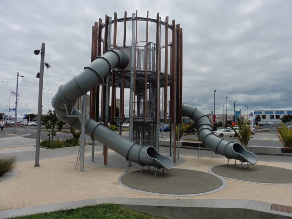 Tower-with-2-slides-Daldy-Tanks