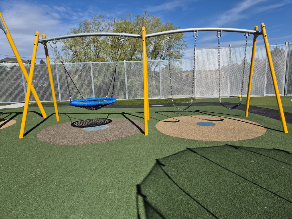 Swing MP Deluxe 4 Bay with Black Basket & 2 VR- Sara Cohen School